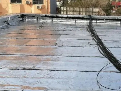 哈密卫生间漏水维修公司分享下哈密屋面楼顶防水刚性防水层施工要点。